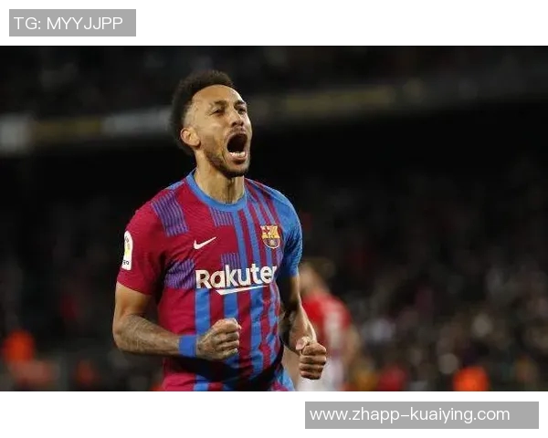 巴萨官方发布庆祝费兰托雷斯26岁生日的照片与祝福